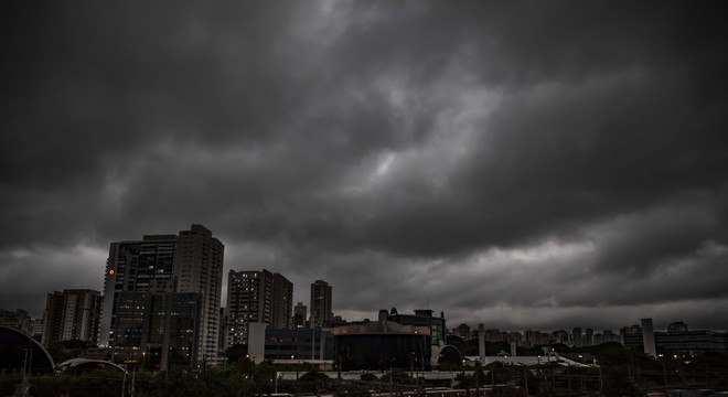 Dia vira 'noite' em SP com fumaça vinda de queimadas na região da Amazônia