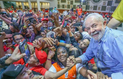 Lula concentra 45% das intenções de voto em pesquisa divulgada nesta quinta-feira