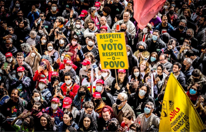 Ruas do país são ocupadas por brasileiros em defesa do resultado das urnas; Carta em defesa da democracia e do sistema eleitoral ultrapassa 1 milhão de assinaturas