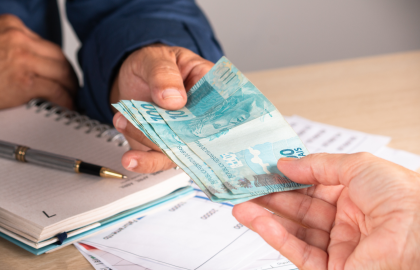 Trabalhadores nascidos em setembro e outubro recebem abono salarial