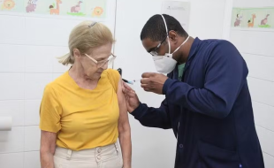 Santos amplia vacinação contra a gripe para pessoas a partir de 60 anos