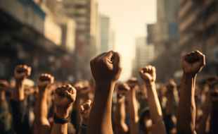 Manifestações pelo fim da escala 6x1 levam milhares às ruas; ato em São Paulo reuniu trabalhadores na Avenida Paulista
