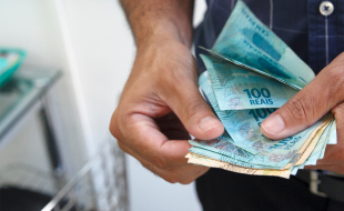 Governo libera R$ 4,6 bi de saldos retidos do FGTS para trabalhadores demitidos que optaram pelo saque-aniversário