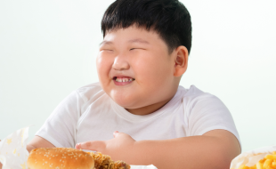 Obesidade infantil cresce e consumo de ultraprocessados preocupa especialistas
