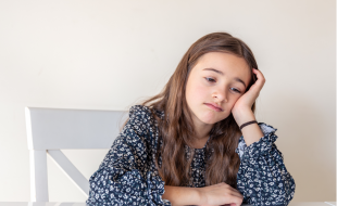 Sete em cada dez adolescentes dormem mal; celular à noite é o maior desafio, diz médico