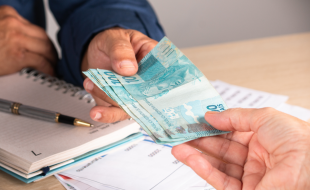 Trabalhadores nascidos em setembro e outubro recebem abono salarial